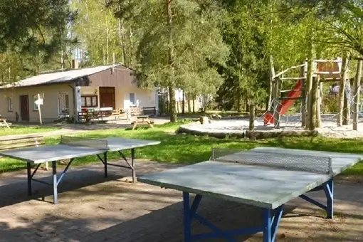 Strand Spielplatz Tischtennis fuer Familien